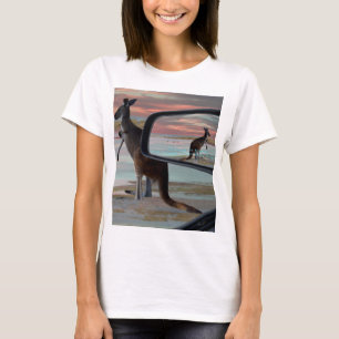 "野生の反射:ビーチ上のカンガルー Tシャツ