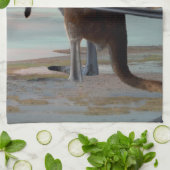 野生の反映: ビーチにいるカンガルー キッチンタオル (折り畳み)