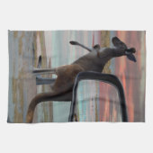 野生の反映: ビーチにいるカンガルー キッチンタオル (横)