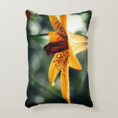 野生の斑点のあるカナダユリの花 アクセントクッション (正面(垂直))
