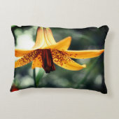 野生の斑点のあるカナダユリの花 アクセントクッション (裏面)