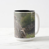 野生の木に落ちた座っているチーター ツートーンマグカップ (正面右)