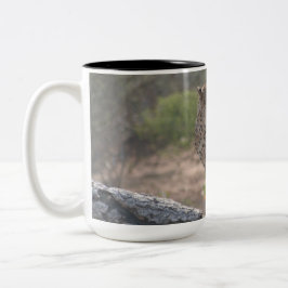 野生の木に落ちた座っているチーター ツートーンマグカップ