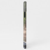 野生の木に落ちた座っているチーター iPhoneケース (右側)