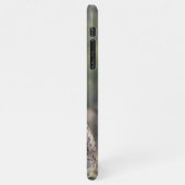 野生の木に落ちた座っているチーター iPhoneケース (左側)