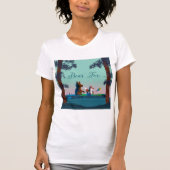 野生の森林川でカヤックを漕いでいるかわいいくまおよびキツネ Tシャツ (正面)