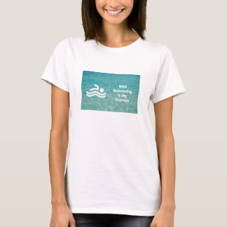 野生の泳ぎは私の療法 アート Tシャツ