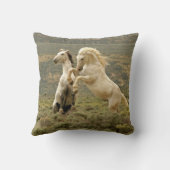 野生の牡獅子が二つ戦う クッション (裏面)