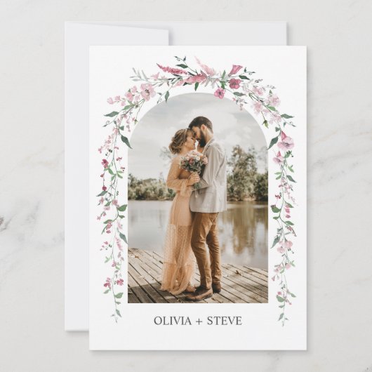 野生の牧草地ほこりっぽいピンクのフローラアーチ結婚写真 招待状 (裏面)