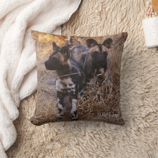 野生の犬の子犬の枕 クッション (ブランケット)