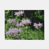 野生の紫色のビーバームの花の模様 ドアマット (正面)