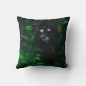 野生の紫色の水林の花シダ クッション (裏面)