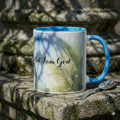 野生の花が咲き乱れる牧場の素朴な教会の小道 マグカップ