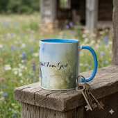 野生の花が咲き乱れる牧場の素朴な教会の小道 マグカップ