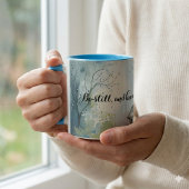 野生の花が咲き乱れる牧場の素朴な教会の小道 マグカップ