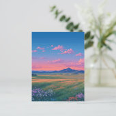 野生の花が咲く山の牧場に沈む輝く夕日 ポストカード (スタンド正面)