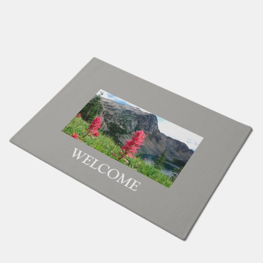 野生の花と岩だらけの山々 ドアマット (アングル)