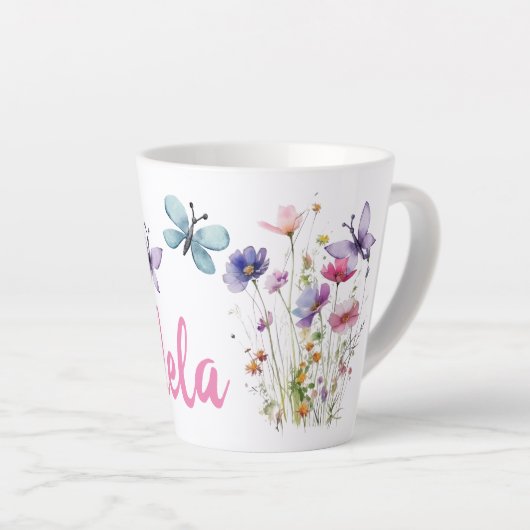 野生の花と蝶と個人的な名前 カフェラテマグ (右アングル)