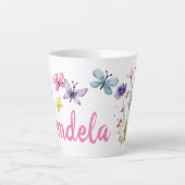 野生の花と蝶と個人的な名前 カフェラテマグ (正面)