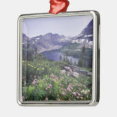 野生の花と隠された湖、低木状 メタルオーナメント (左)