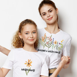 野生の花の母を育てる新しいママ小さな母の日 Tシャツ
