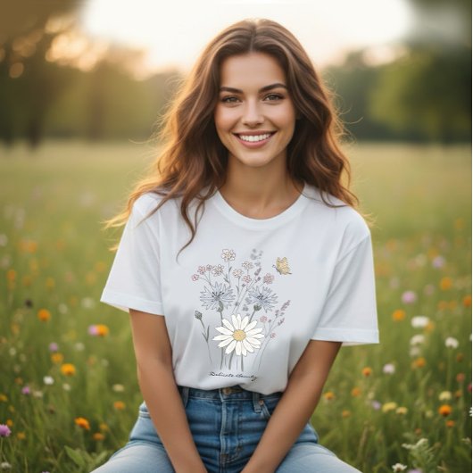 野生の花の鮮やかな野原 プラスサイズTシャツ