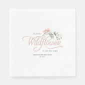 野生の花をテーマにしたピンクのベビーガールシャワー スタンダードランチョンナプキン (正面)