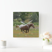 野生の花を咲かせる早足の落馬 スクエア壁時計 (ホーム)