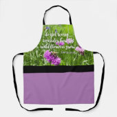 野生の花を心配しないキリスト教の聖書 エプロン (正面)