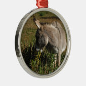 野生の花を持つ小さい灰色のろば メタルオーナメント (右)