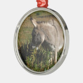 野生の花を持つ小さい灰色のろば メタルオーナメント (左)