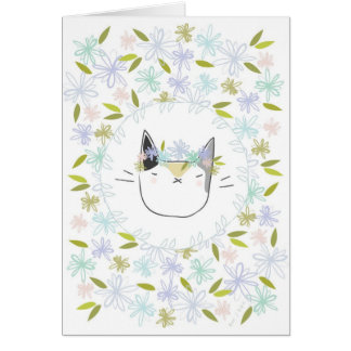 野生の花を持つ茶色のぶち猫