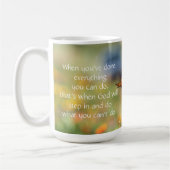 野生の花wのCorinthiansの聖書の詩の蝶 コーヒーマグカップ (左)