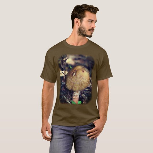 野生の茶色のキノコ自然 Tシャツ (正面フル)