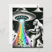 野生の草地のビッグフットとレインボーUFO ポストカード (正面/裏面)