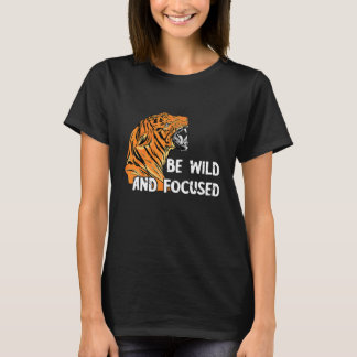野生の集中力のある唸るベンガルタイガー アフリカサファリ Tシャツ