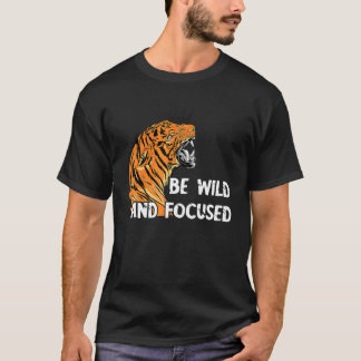 野生の集中力のある唸るベンガルトラ アフリカサファリ Tシャツ