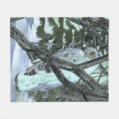 野生の雪に覆われたフクロウの冬に フリースブランケット (正面(横))