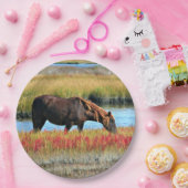 野生の馬が原っぱで紙皿を食べている ペーパープレート (パーティー)