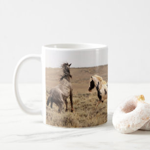 野生の馬が息を遠くに吸う コーヒーマグカップ