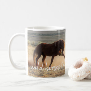 野生の馬が息を遠くに吸う コーヒーマグカップ