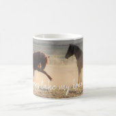 野生の馬が息を遠くに吸う コーヒーマグカップ (中央)