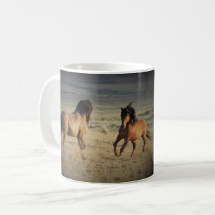 野生の馬が息を遠くに吸う コーヒーマグカップ