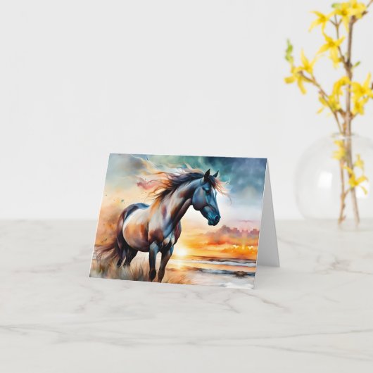 野生の馬が日没の草原の丘陵で草を食む カード (黄色い花)