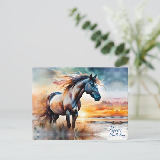野生の馬が草原の丘で夕焼けの誕生日を駆ける ポストカード (スタンド正面)