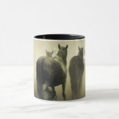 野生の馬が走る マグカップ (中央)