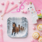 野生の馬が雪の森を駆ける ペーパープレート (パーティー)