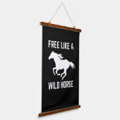 野生の馬のように自由 吊り下げ型タペストリー (傾斜あり)