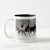 野生の馬のコップ ツートーンマグカップ (左)
