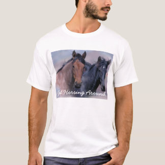 野生の馬のユニセックスなTシャツ Tシャツ